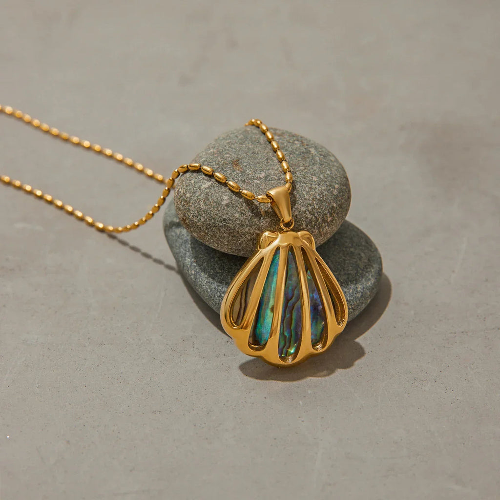 Marée Gold Seashell Pendant Necklace