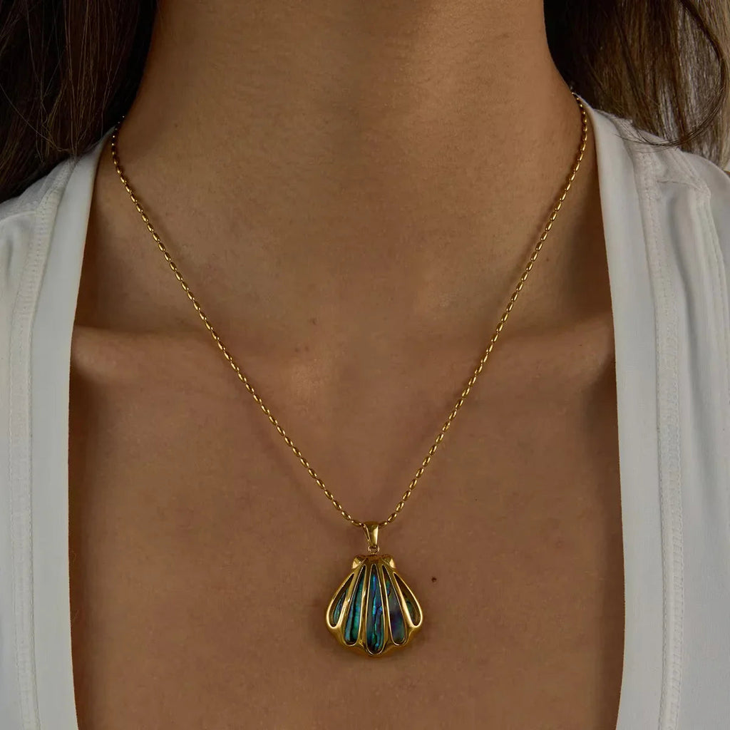 Marée Gold Seashell Pendant Necklace