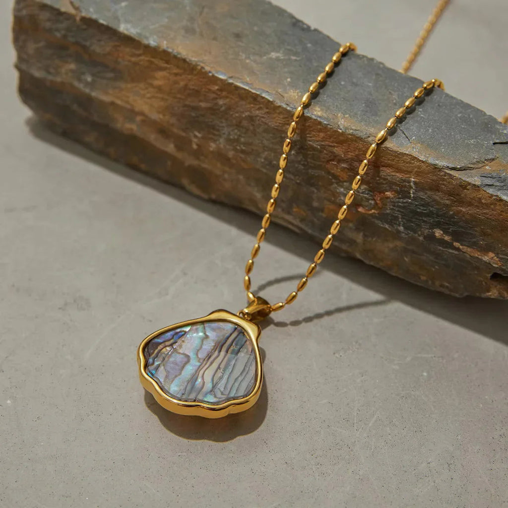 Marée Gold Seashell Pendant Necklace
