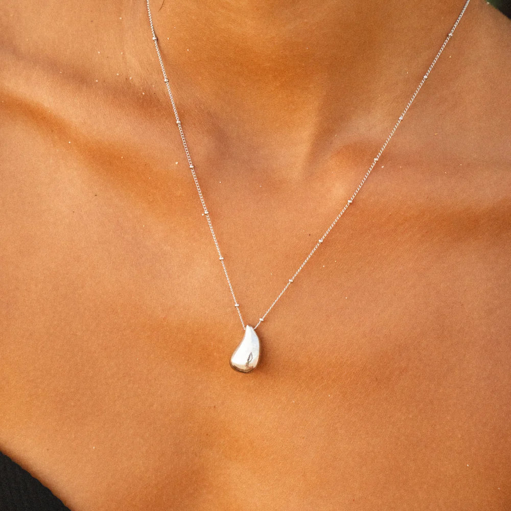 18K Gold Plated Teardrop Pendant Necklace Waterproof Stainless Steel | Lara Verne